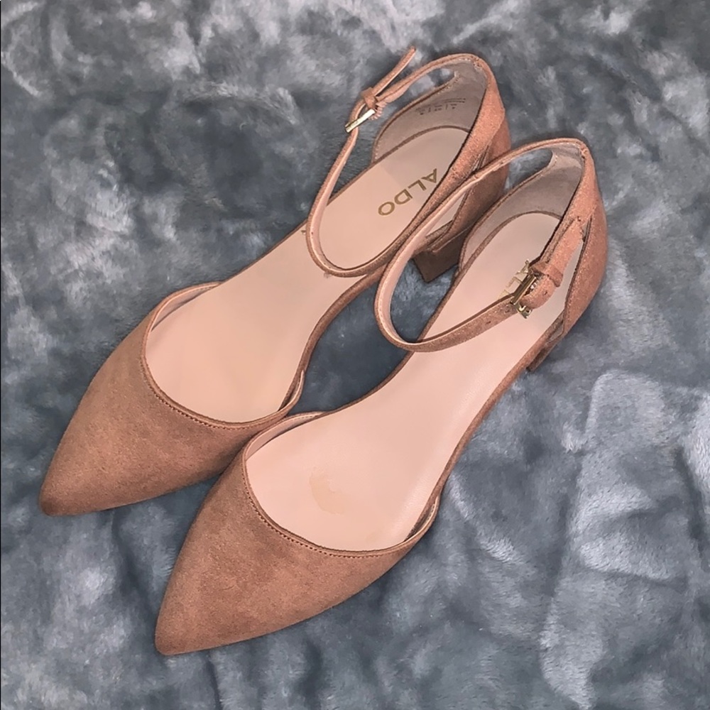 NEVER WORN TAN HEELS